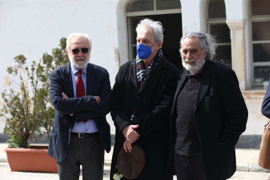 Λάκης Παπαστάθης: Συγκίνηση στην κηδεία του σκηνοθέτη