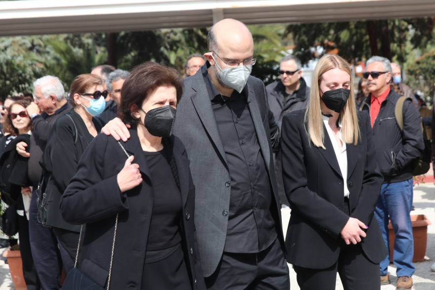 Λάκης Παπαστάθης: Συγκίνηση στην κηδεία του σκηνοθέτη