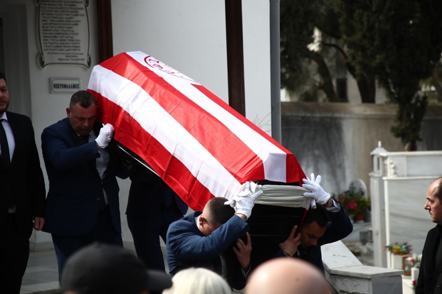 Χρήστος Ζαντέρογλου: Ύστατο χαίρε με τη σημαία του Ολυμπιακού στο φέρετρό του