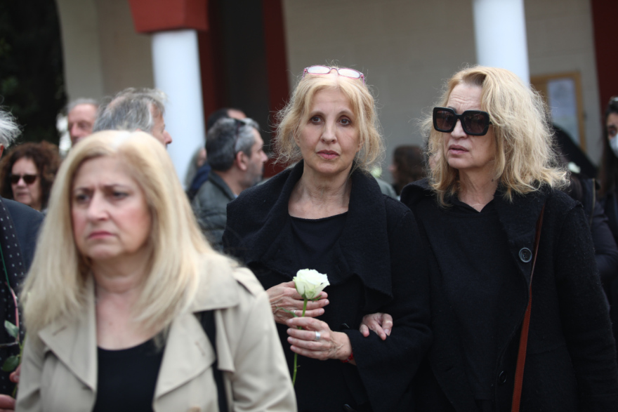 Λάκης Παπαστάθης: Συγκίνηση στην κηδεία του σκηνοθέτη