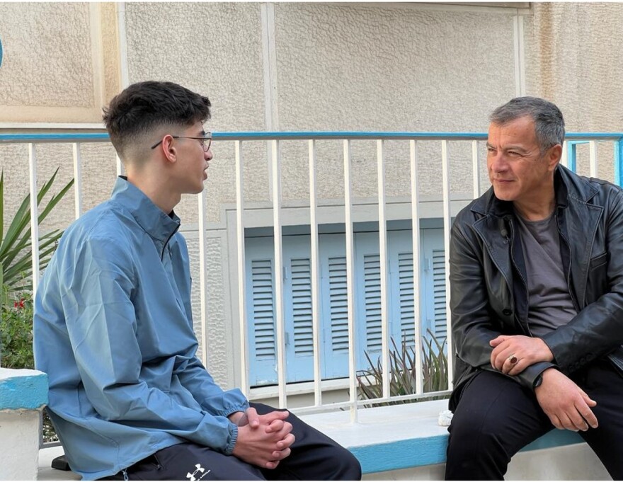 Πρωταγωνιστές: O Σταύρος Θεοδωράκης μιλάει με παιδιά που επέζησαν από τη φονική σύγκρουση των τρένων