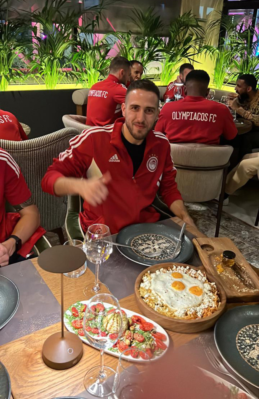 Ολυμπιακός: 3.000 οπαδοί στου Ρέντη και δείπνο Μαρινάκη στους παίχτες μετά το 3-1 επί της ΑΕΚ στη Ν. Φιλαδέλφεια