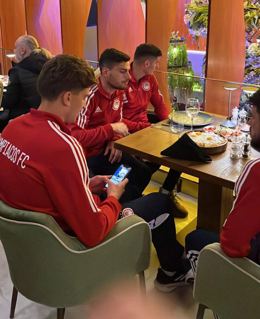 Ολυμπιακός: 3.000 οπαδοί στου Ρέντη και δείπνο Μαρινάκη στους παίχτες μετά το 3-1 επί της ΑΕΚ στη Ν. Φιλαδέλφεια