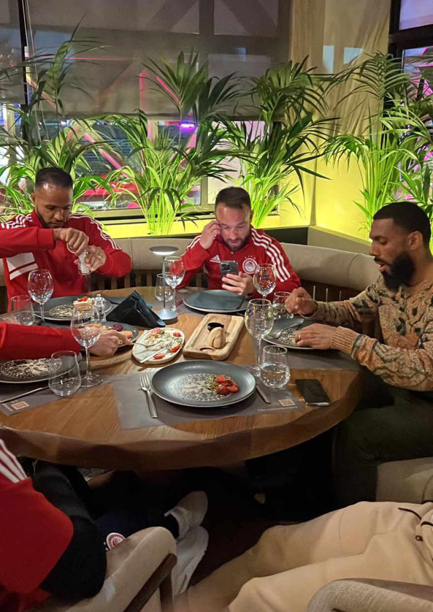 Ολυμπιακός: 3.000 οπαδοί στου Ρέντη και δείπνο Μαρινάκη στους παίχτες μετά το 3-1 επί της ΑΕΚ στη Ν. Φιλαδέλφεια