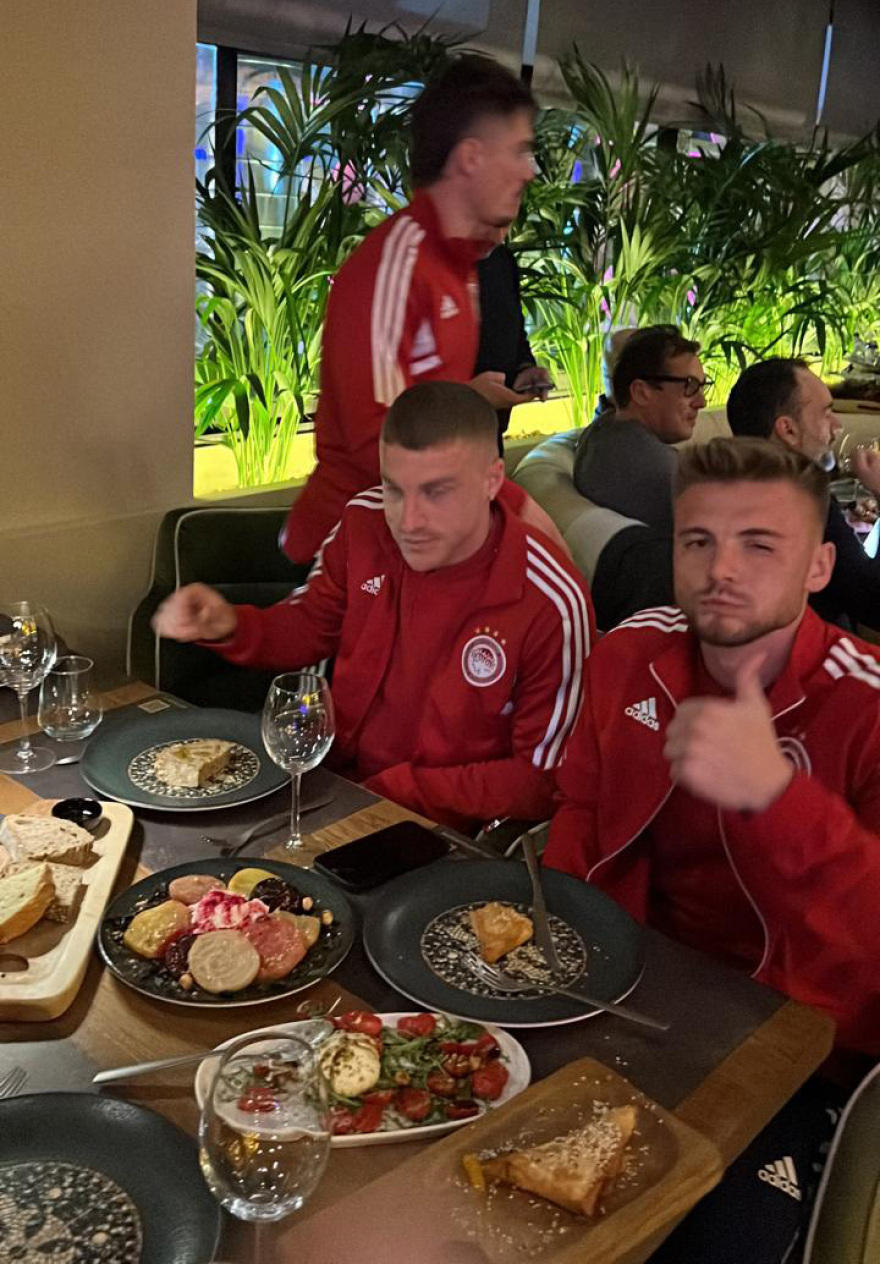 Ολυμπιακός: 3.000 οπαδοί στου Ρέντη και δείπνο Μαρινάκη στους παίχτες μετά το 3-1 επί της ΑΕΚ στη Ν. Φιλαδέλφεια