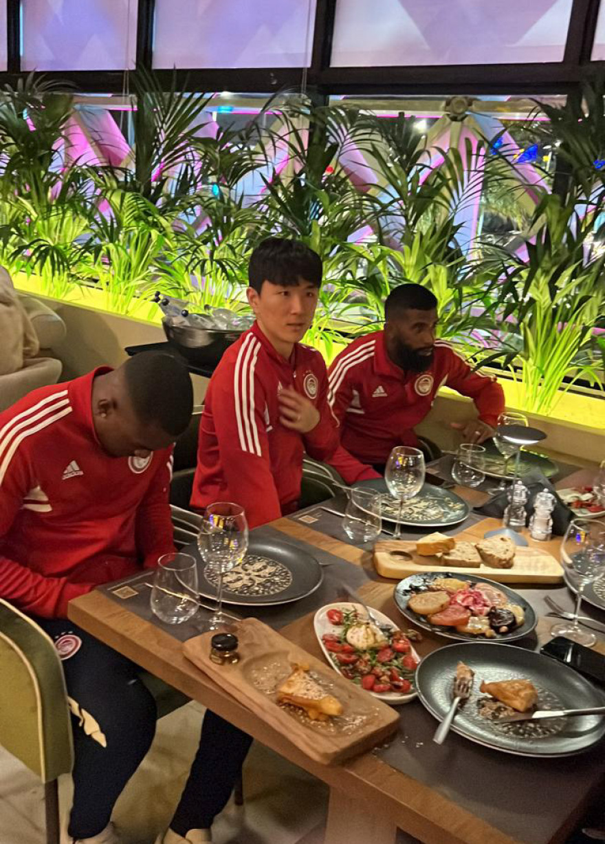 Ολυμπιακός: 3.000 οπαδοί στου Ρέντη και δείπνο Μαρινάκη στους παίχτες μετά το 3-1 επί της ΑΕΚ στη Ν. Φιλαδέλφεια