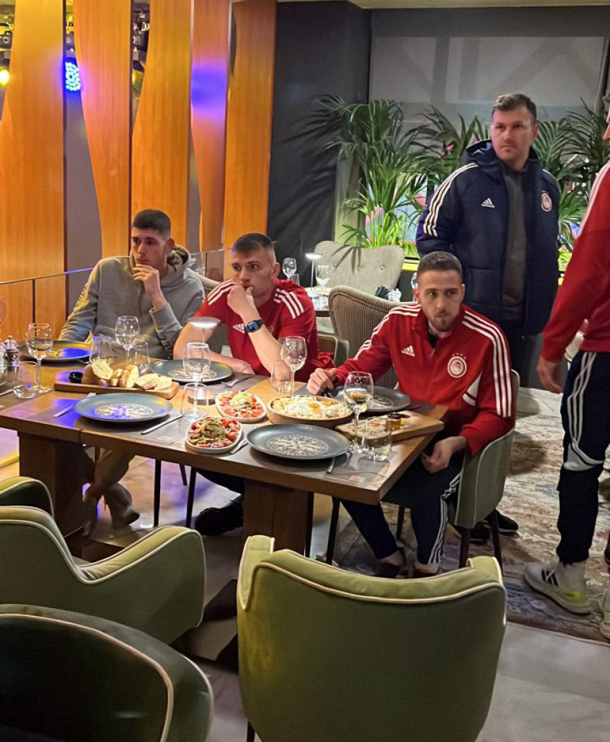 Ολυμπιακός: 3.000 οπαδοί στου Ρέντη και δείπνο Μαρινάκη στους παίχτες μετά το 3-1 επί της ΑΕΚ στη Ν. Φιλαδέλφεια