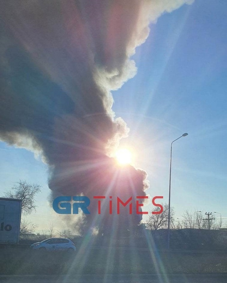 Σίνδος: Μαίνεται η πυρκαγιά στο εγκαταλελειμμένο εργοστάσιο - Πυκνοί καπνοί «σκέπασαν» τον ουρανό (βίντεο)