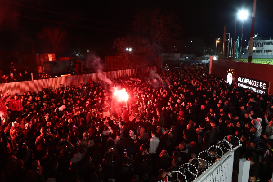 Ολυμπιακός: 3.000 οπαδοί στου Ρέντη και δείπνο Μαρινάκη στους παίχτες μετά το 3-1 επί της ΑΕΚ στη Ν. Φιλαδέλφεια