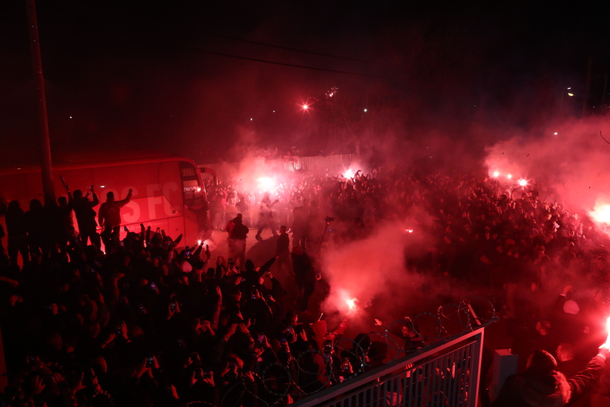 Ολυμπιακός: 3.000 οπαδοί στου Ρέντη και δείπνο Μαρινάκη στους παίχτες μετά το 3-1 επί της ΑΕΚ στη Ν. Φιλαδέλφεια