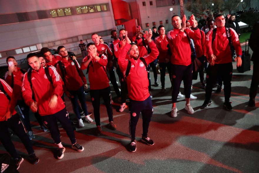 Ολυμπιακός: 3.000 οπαδοί στου Ρέντη και δείπνο Μαρινάκη στους παίχτες μετά το 3-1 επί της ΑΕΚ στη Ν. Φιλαδέλφεια