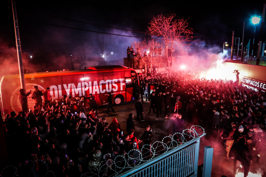 Ολυμπιακός: 3.000 οπαδοί στου Ρέντη και δείπνο Μαρινάκη στους παίχτες μετά το 3-1 επί της ΑΕΚ στη Ν. Φιλαδέλφεια