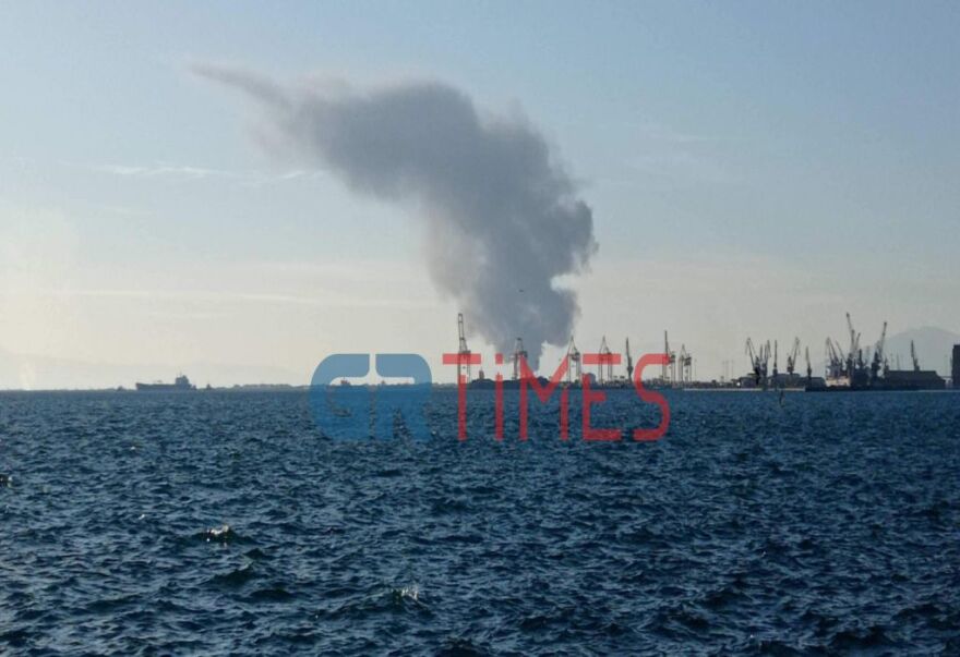 Σίνδος: Μαίνεται η πυρκαγιά στο εγκαταλελειμμένο εργοστάσιο - Πυκνοί καπνοί «σκέπασαν» τον ουρανό (βίντεο)