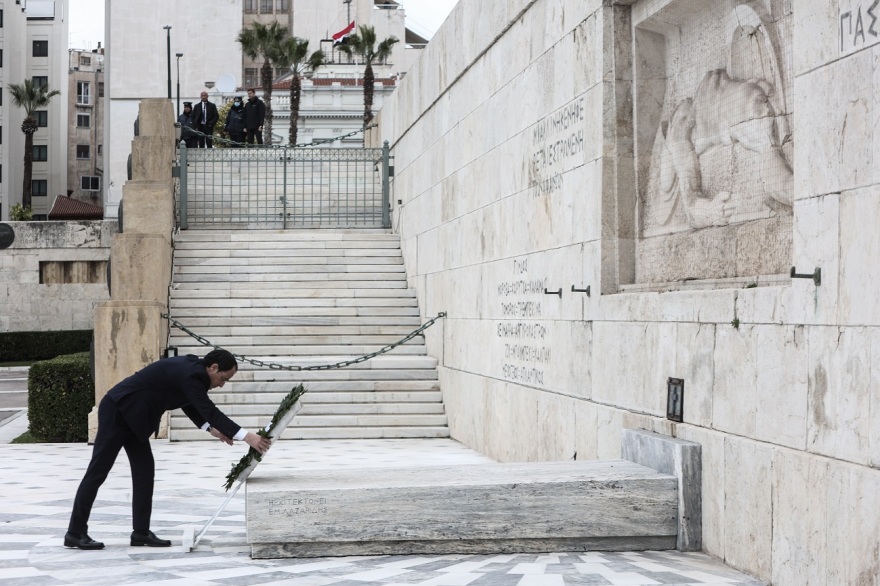 Νίκος Χριστοδουλίδης: Κατέθεσε στεφάνι στο Μνημείο του Αγνώστου Στρατιώτη 