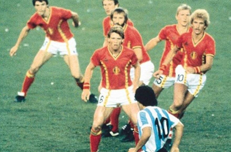 Φαν Μπάστεν για Κβαρατσχέλια: «Παίζει εναντίον οχτώ παικτών, δεν μπορεί να πέτυχε τέτοιο γκολ»