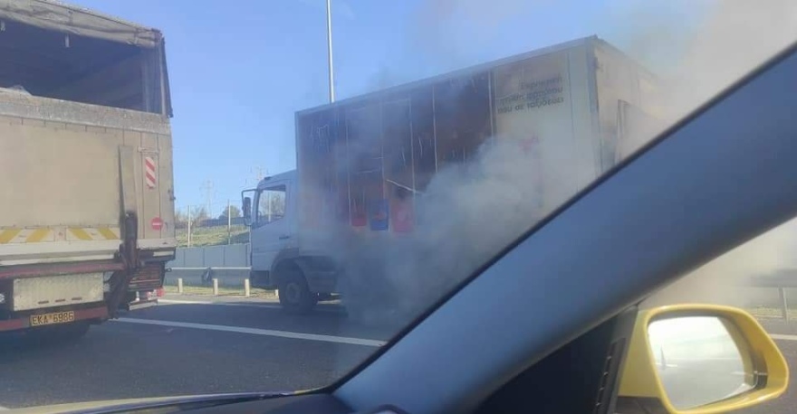 Φωτιά σε φορτηγό στην Αττική Οδό στο ύψος της Παιανίας