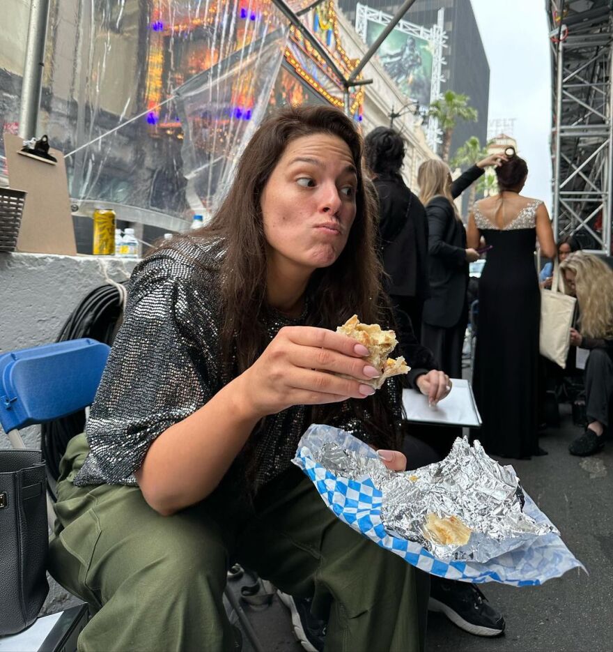 Άσλεϊ Γκράχαμ: Το γυμνό της στιγμιότυπο κατά την προετοιμασία της για τα Όσκαρ