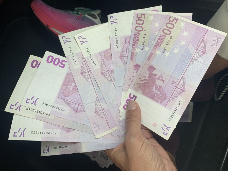 Επιχειρηματίας της Μυκόνου καταγγέλλει πρώην σύντροφο γνωστού μοντέλου για απάτη με 500 χρυσές λίρες