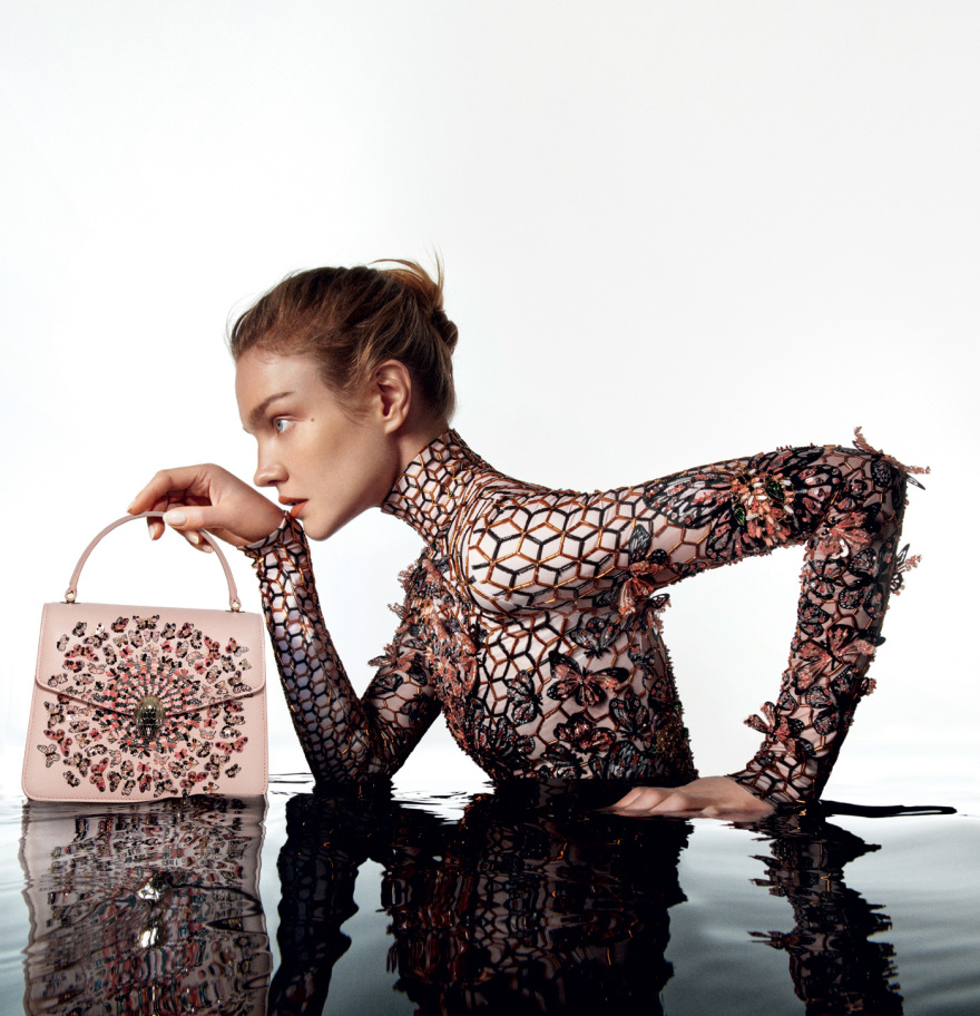 Μαίρη Κατράντζου: Οι τσάντες του παραδείσου για τον Bvlgari