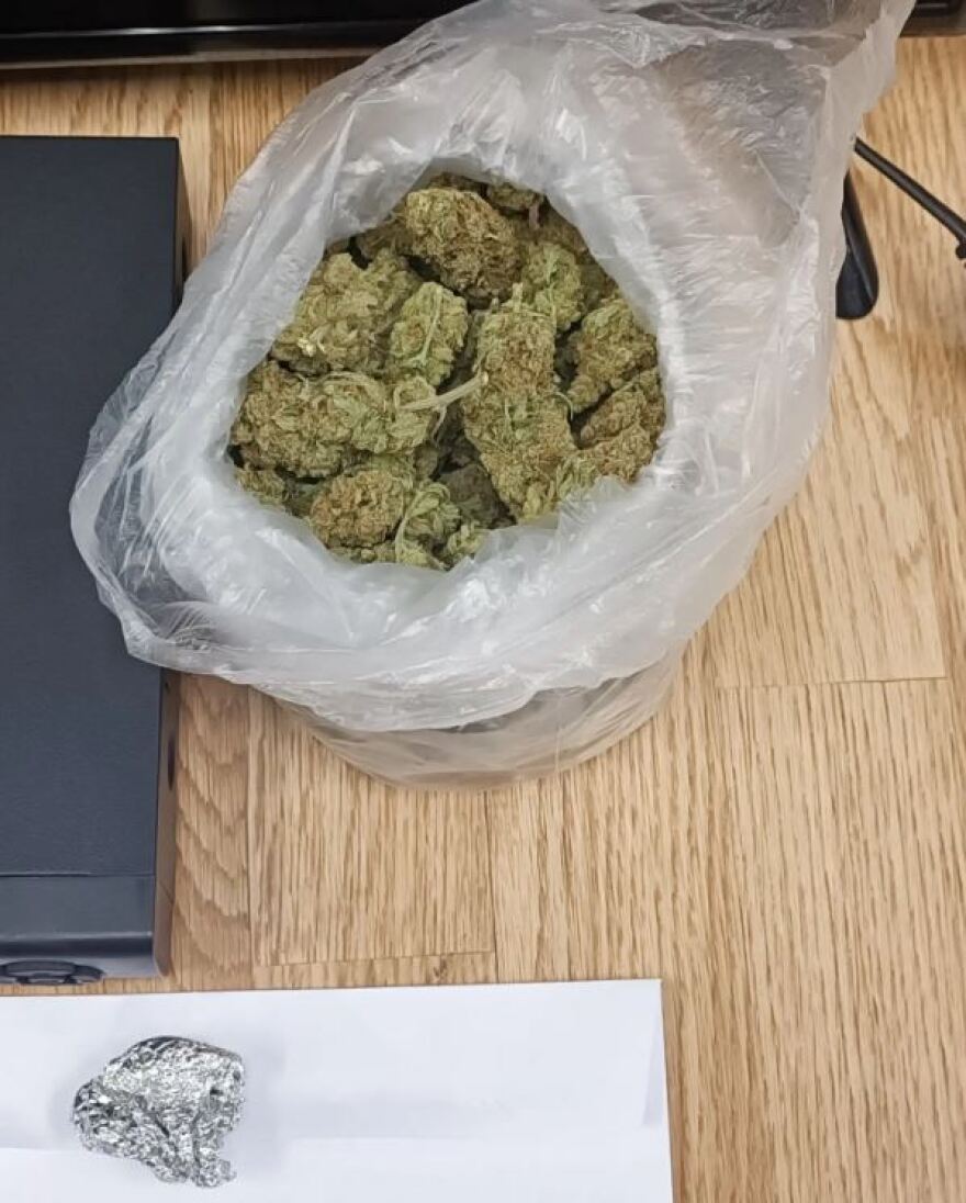 Αγία Βαρβάρα: Καρέ-καρέ η επιχείρηση της Δίωξης Ναρκωτικών σε σπίτια - Δείτε βίντεο και φωτογραφίες