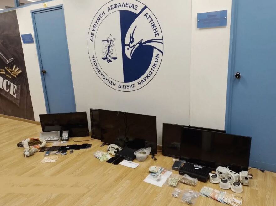 Αγία Βαρβάρα: Καρέ-καρέ η επιχείρηση της Δίωξης Ναρκωτικών σε σπίτια - Δείτε βίντεο και φωτογραφίες