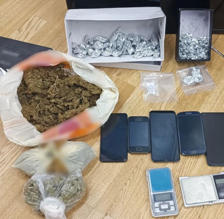 Αγία Βαρβάρα: Καρέ-καρέ η επιχείρηση της Δίωξης Ναρκωτικών σε σπίτια - Δείτε βίντεο και φωτογραφίες