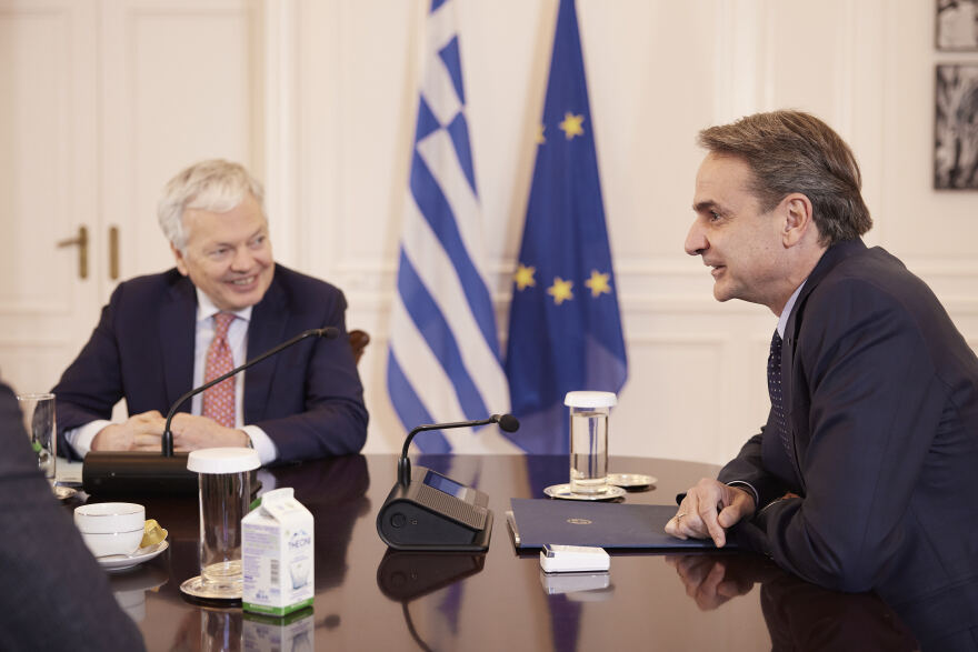 Συνάντηση Μητσοτάκη με τον Ευρωπαίο επίτροπο Δικαιοσύνης Ντιντιέ Ρέιντερς