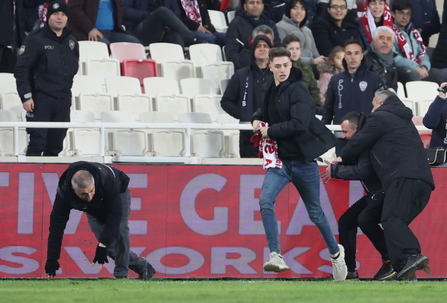 Europa Conference League: Οπαδός της Σίβασπορ έσπασε τη μύτη του Αλεσάντρο Μπιάνκο! 