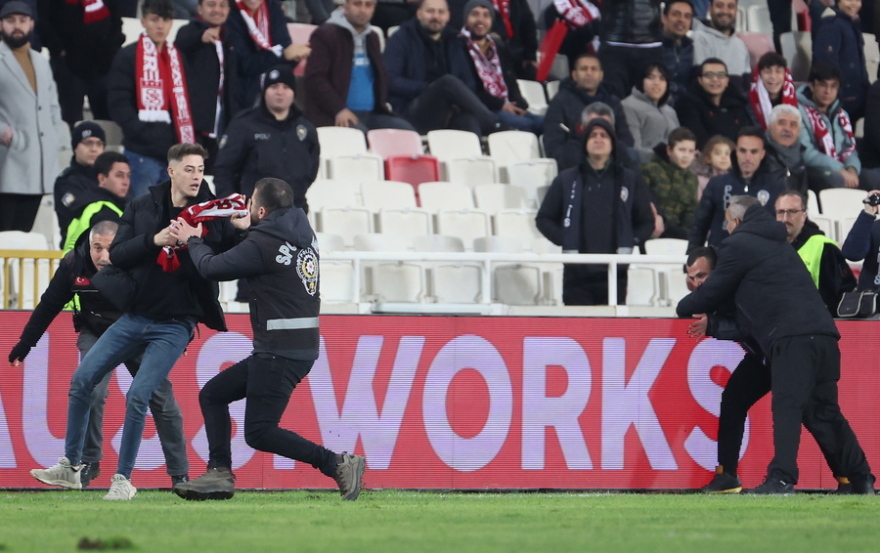 Europa Conference League: Οπαδός της Σίβασπορ έσπασε τη μύτη του Αλεσάντρο Μπιάνκο! 