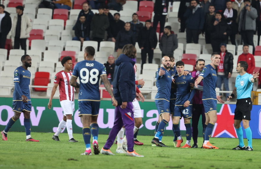 Europa Conference League: Οπαδός της Σίβασπορ έσπασε τη μύτη του Αλεσάντρο Μπιάνκο! 