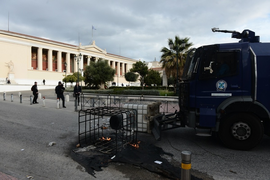 Βίντεο: Επεισόδια από κουκουλοφόρους στην Αθήνα - Πέταξαν μολότοφ, έσπασαν βιτρίνες