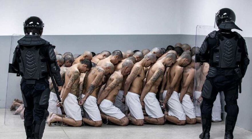 «Δεν θα γυρίσουν ποτέ στην κοινωνία»: Οι συνθήκες κράτησης στη φυλακή-φρούριο του Ελ Σαλβαδόρ