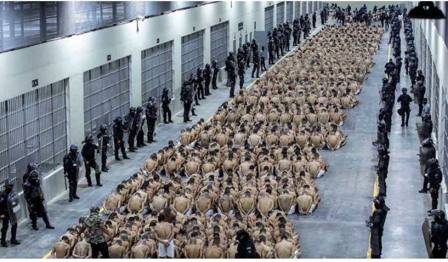Ελ Σαλβαδόρ: Άλλοι 2.000 κρατούμενοι μετάγονται στη «μεγαλύτερη φυλακή της Αμερικής»