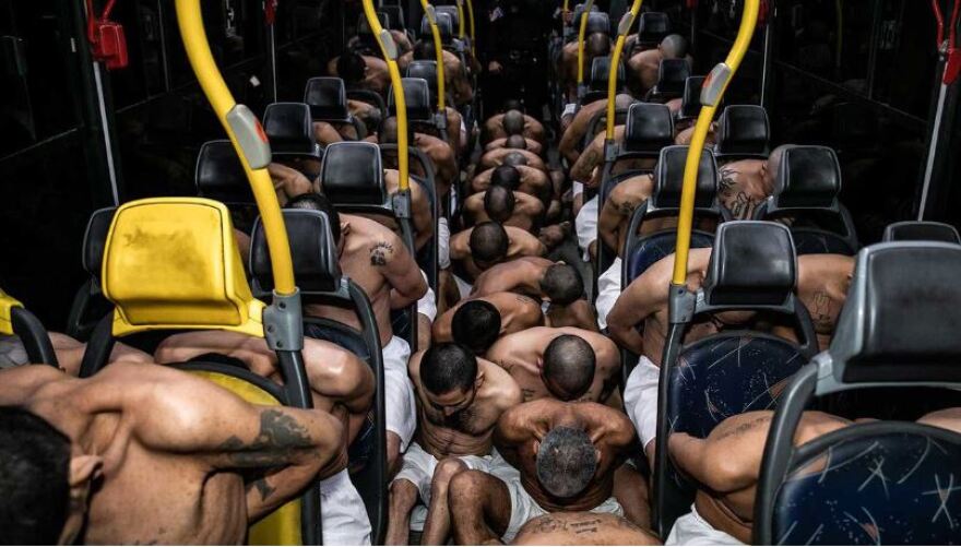 Ελ Σαλβαδόρ: Άλλοι 2.000 κρατούμενοι μετάγονται στη «μεγαλύτερη φυλακή της Αμερικής»