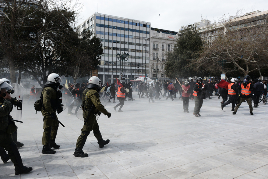 Βίντεο: Επεισόδια από κουκουλοφόρους στην Αθήνα - Πέταξαν μολότοφ, έσπασαν βιτρίνες