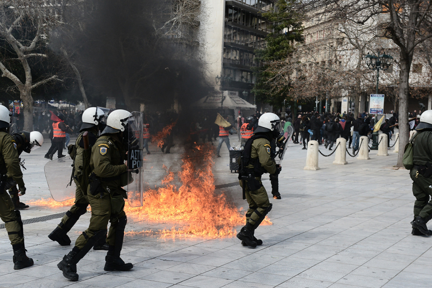 Βίντεο: Επεισόδια από κουκουλοφόρους στην Αθήνα - Πέταξαν μολότοφ, έσπασαν βιτρίνες