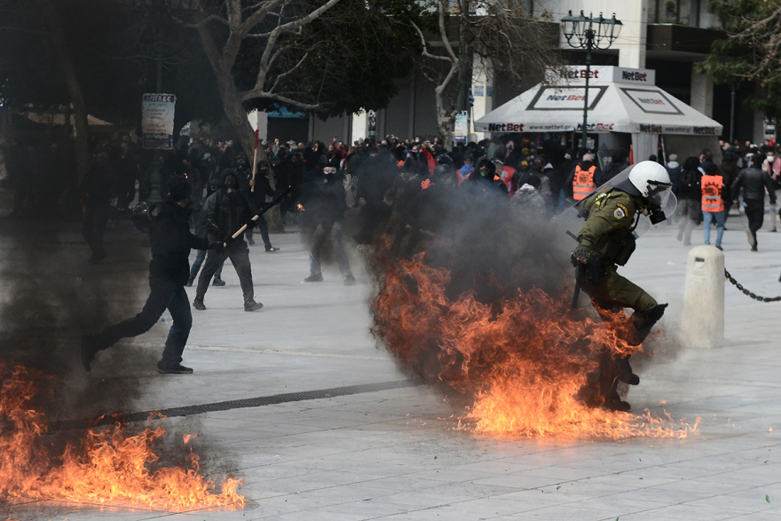 Βίντεο: Επεισόδια από κουκουλοφόρους στην Αθήνα - Πέταξαν μολότοφ, έσπασαν βιτρίνες