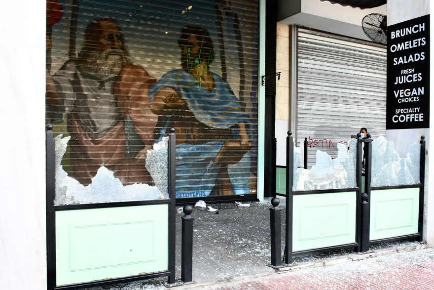 Βίντεο: Επεισόδια από κουκουλοφόρους στην Αθήνα - Πέταξαν μολότοφ, έσπασαν βιτρίνες