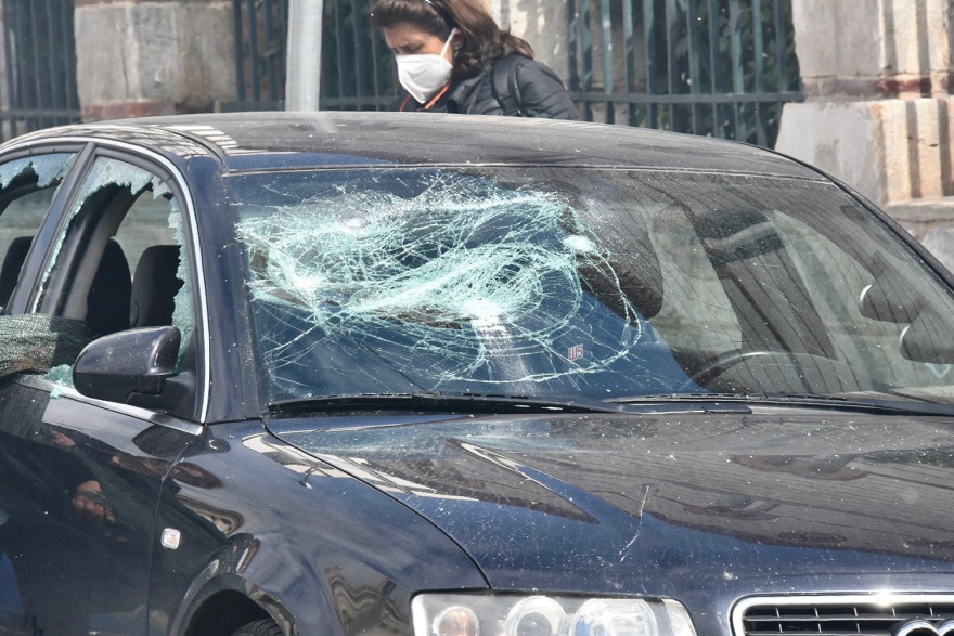 Βίντεο: Επεισόδια από κουκουλοφόρους στην Αθήνα - Πέταξαν μολότοφ, έσπασαν βιτρίνες