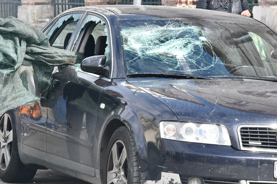 Βίντεο: Επεισόδια από κουκουλοφόρους στην Αθήνα - Πέταξαν μολότοφ, έσπασαν βιτρίνες