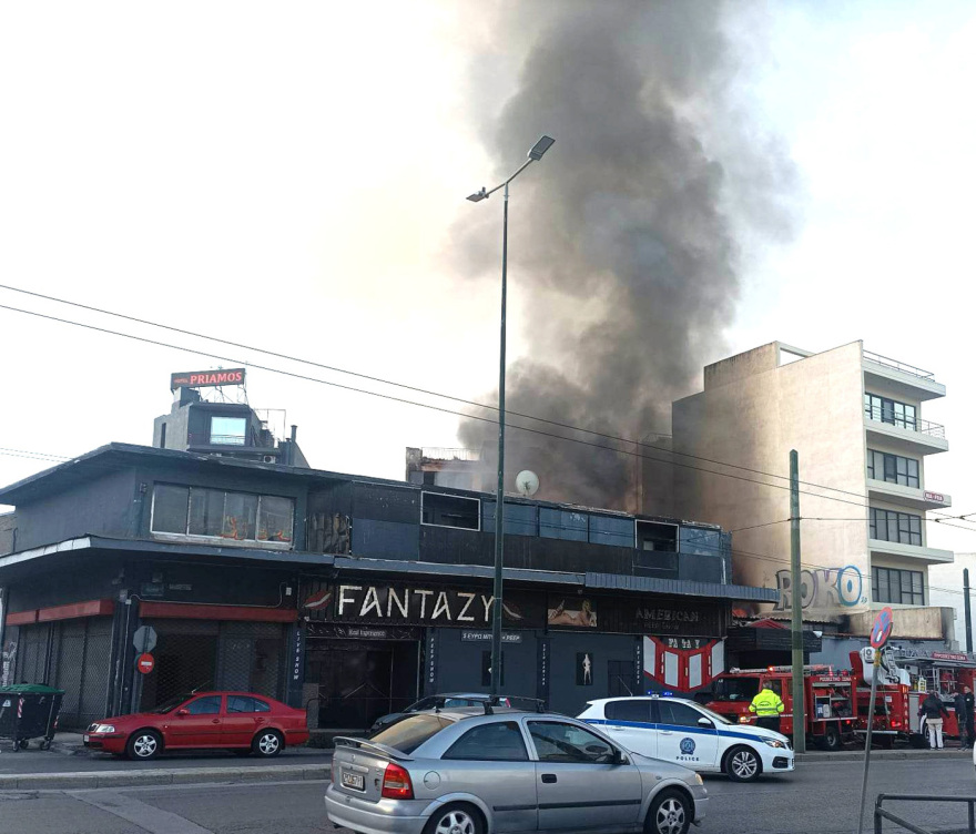 Υπό έλεγχο η φωτιά σε νυχτερινό μαγαζί στο Γκάζι - Κλειστή η άνοδος της Πειραιώς