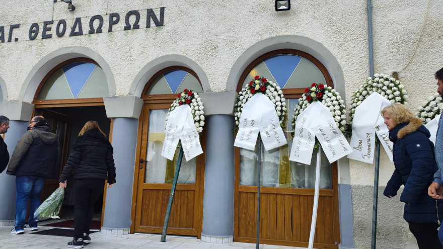 Σύγκρουση τρένων στη Λάρισα: Θλίψη στην κηδεία του 29χρονου μηχανοδηγού Νίκου Ναλμπάντη