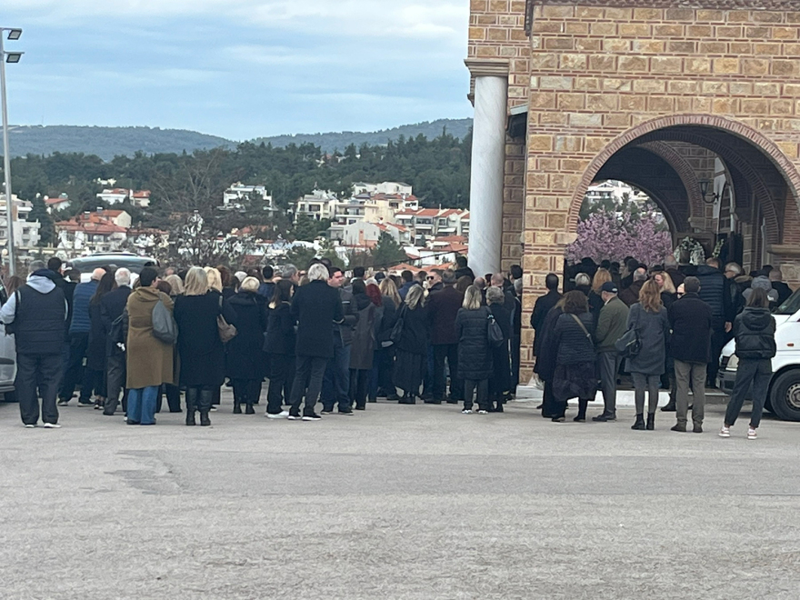 Σύγκρουση τρένων στη Λάρισα: Θλίψη στην κηδεία του 29χρονου μηχανοδηγού Νίκου Ναλμπάντη
