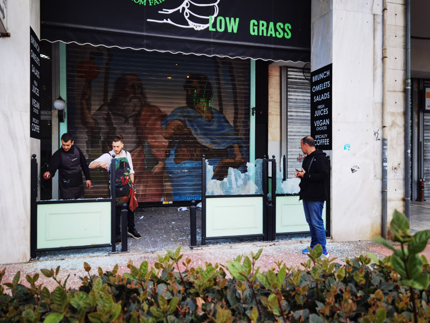 Βίντεο: Επεισόδια από κουκουλοφόρους στην Αθήνα - Πέταξαν μολότοφ, έσπασαν βιτρίνες