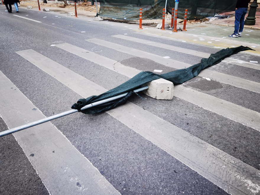 Βίντεο: Επεισόδια από κουκουλοφόρους στην Αθήνα - Πέταξαν μολότοφ, έσπασαν βιτρίνες