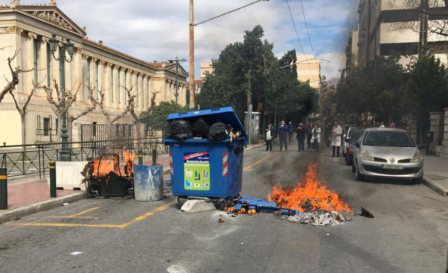 Βίντεο: Επεισόδια από κουκουλοφόρους στην Αθήνα - Πέταξαν μολότοφ, έσπασαν βιτρίνες