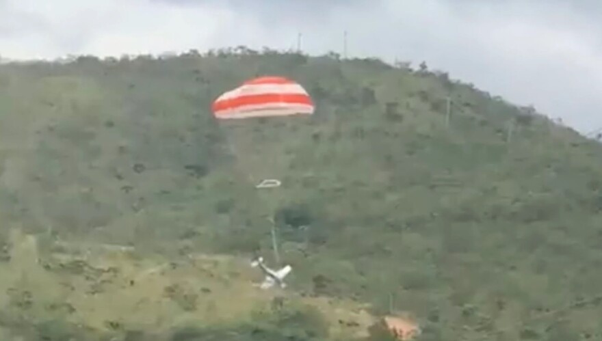 Βραζιλία: Με αλεξίπτωτο προσγειώθηκε αεροπλάνο λόγω βλάβης - Σώθηκαν έξι επιβάτες και ένα βρέφος