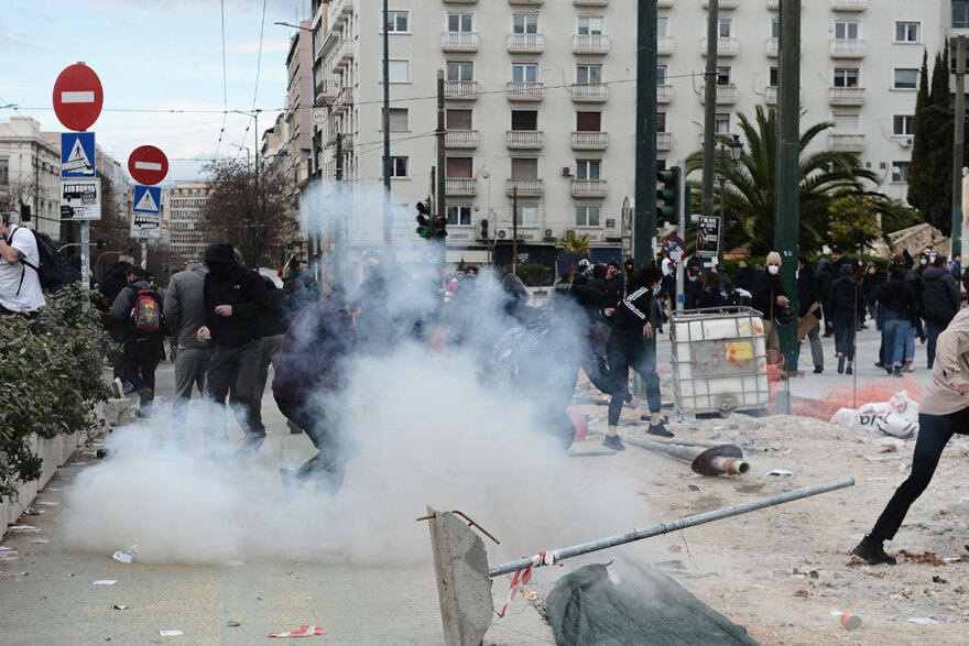 Βίντεο: Επεισόδια από κουκουλοφόρους στην Αθήνα - Πέταξαν μολότοφ, έσπασαν βιτρίνες