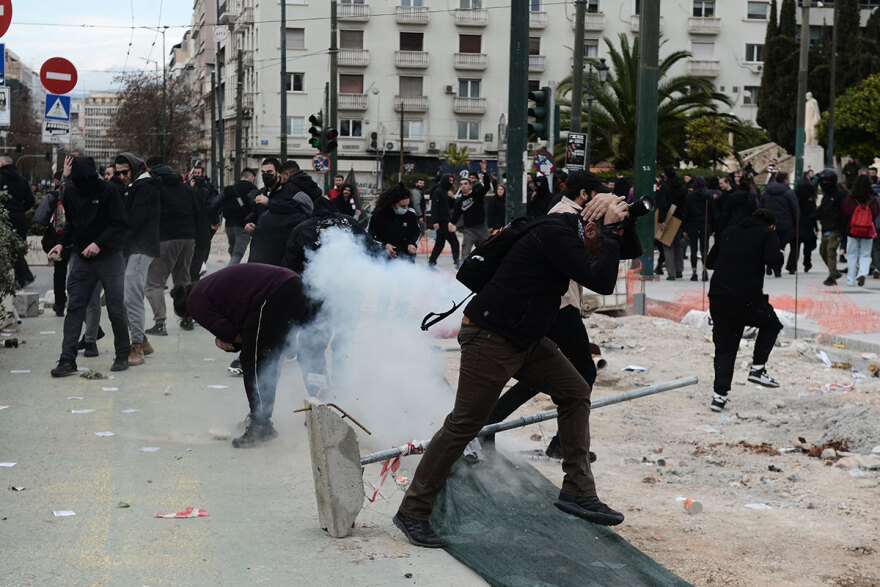 Βίντεο: Επεισόδια από κουκουλοφόρους στην Αθήνα - Πέταξαν μολότοφ, έσπασαν βιτρίνες