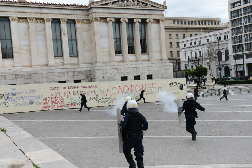 Βίντεο: Επεισόδια από κουκουλοφόρους στην Αθήνα - Πέταξαν μολότοφ, έσπασαν βιτρίνες